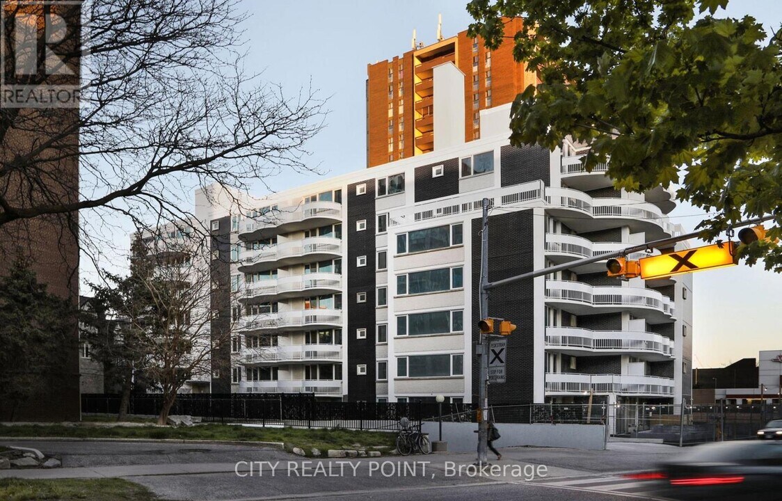 11-711 Walmer Rd in Toronto, ON - Building Photo