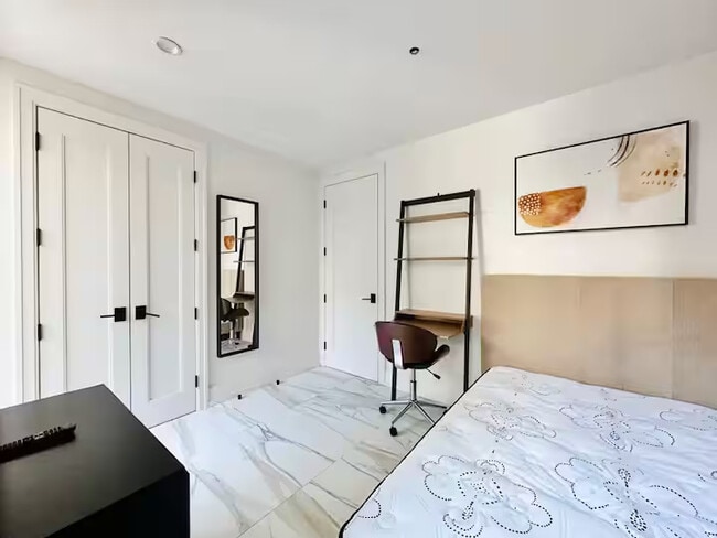 Furnished room/NOT APARTMENT in Brooklyn, NY - Foto de edificio - Building Photo