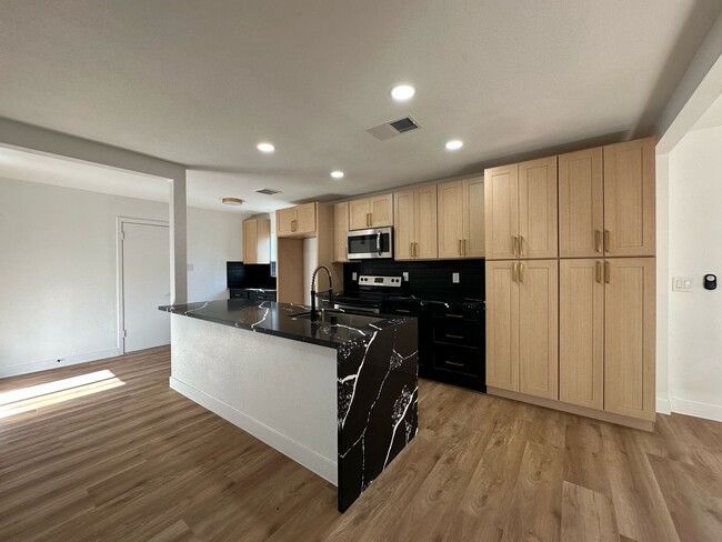 property at 1032 E Hassett Ave