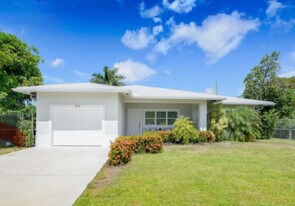 304 E Lake Rd in Palm Springs, FL - Building Photo