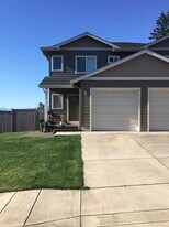 952 S 58th St in Springfield, OR - Building Photo