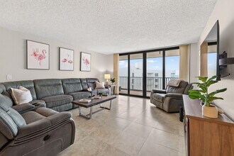 3610 S Ocean Blvd in South Palm Beach, FL - Building Photo - Building Photo