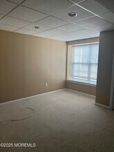 131 Murray Dr in Old Bridge, NJ - Foto de edificio - Building Photo