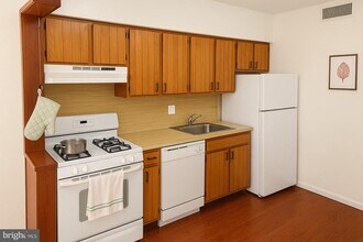 720 S 6th St in Philadelphia, PA - Building Photo - Building Photo