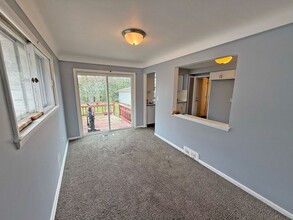 15900 Rowena Ave in Maple Heights, OH - Foto de edificio - Building Photo