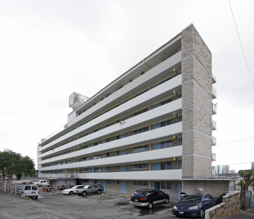 Embassy House in Honolulu, HI - Building Photo