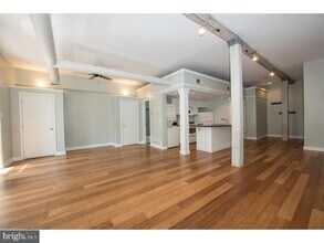 2311 South St, Unit 203 in Philadelphia, PA - Foto de edificio - Building Photo