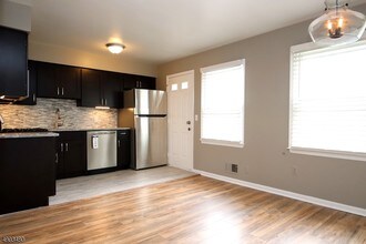 32 Hancock Ct in Flemington, NJ - Building Photo - Building Photo