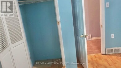 7098 Goreway Dr in Mississauga, ON - Building Photo - Building Photo