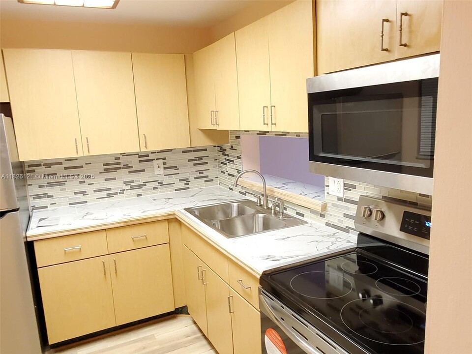 8615 NW 8th St in Miami, FL - Building Photo