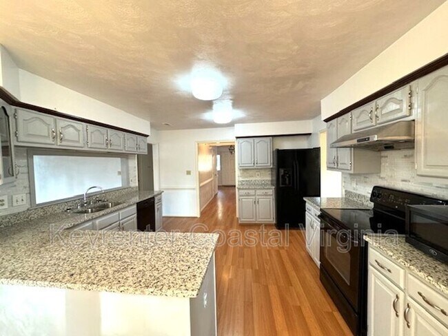 913 Edgewater Dr in Newport News, VA - Building Photo - Building Photo