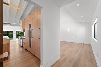 325 Gulf Rd in Key Biscayne, FL - Building Photo - Building Photo