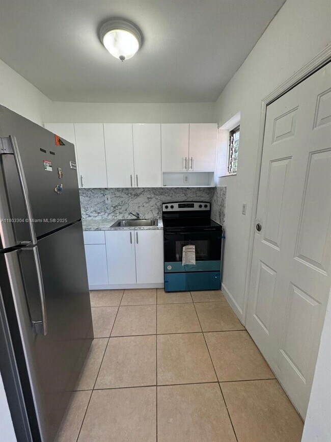 120 SW 18th Ct in Miami, FL - Building Photo - Building Photo