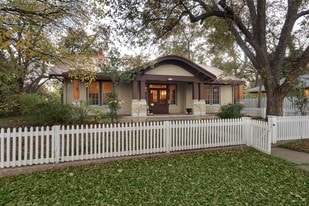 313 E San Antonio St in Fredericksburg, TX - Building Photo