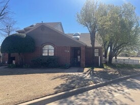1604 Lakeshore Dr in Edmond, OK - Building Photo