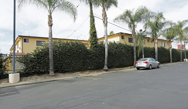 Del Capri Apartments in Lynwood, CA - Foto de edificio - Building Photo