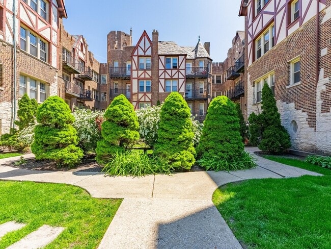 5717 N Kimball Ave, Unit Unit 2N in Chicago, IL - Building Photo - Building Photo