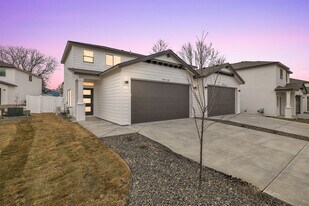 1074 S Underwood Pl in Kennewick, WA - Building Photo