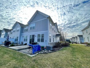 141 Meadow View Dr in Middletown, NY - Foto de edificio - Building Photo