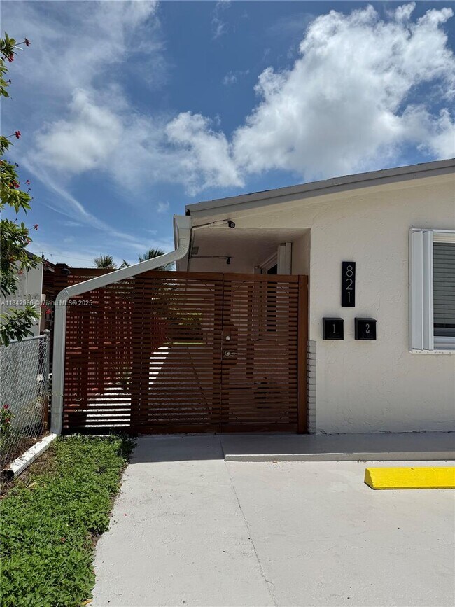 821 SW 9th St in Hallandale Beach, FL - Building Photo - Building Photo