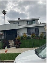 Cloverdale Plaza in Los Angeles, CA - Building Photo