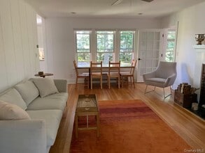 1240 W Rd in Cutchogue, NY - Building Photo - Building Photo