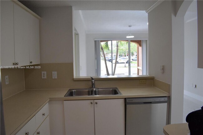 6540 NW 114th Ave in Doral, FL - Building Photo - Building Photo