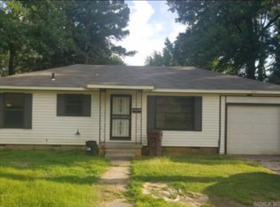 2101 W 24th Ave in Pine Bluff, AR - Building Photo