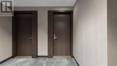 1 Yorkville Ave in Toronto, ON - Building Photo - Building Photo