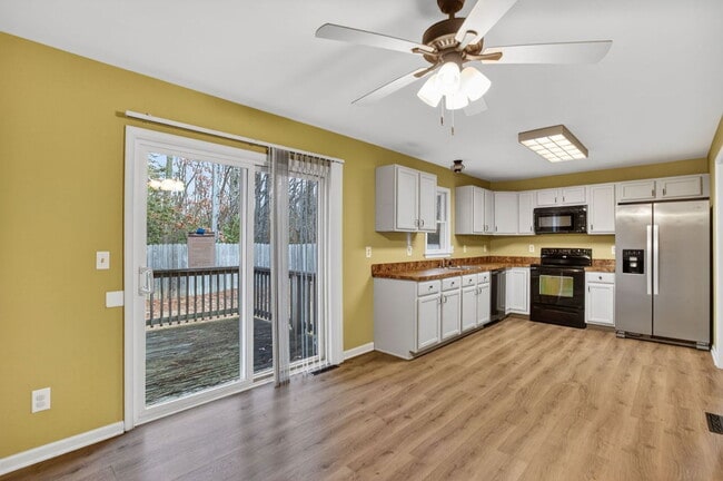 40077 Big Chestnut Rd in Clements, MD - Building Photo - Building Photo