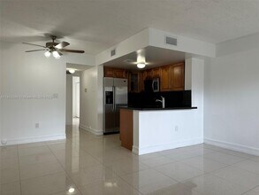 8540 NW 6th Ln in Miami, FL - Foto de edificio - Building Photo