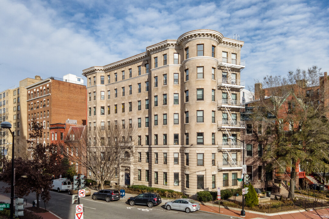 New Plaza in Washington, DC - Building Photo