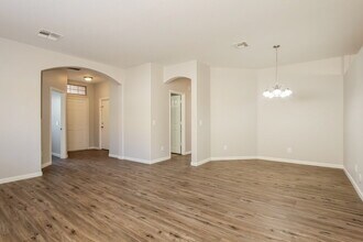 8842 W Hilton Ave in Tolleson, AZ - Foto de edificio - Building Photo