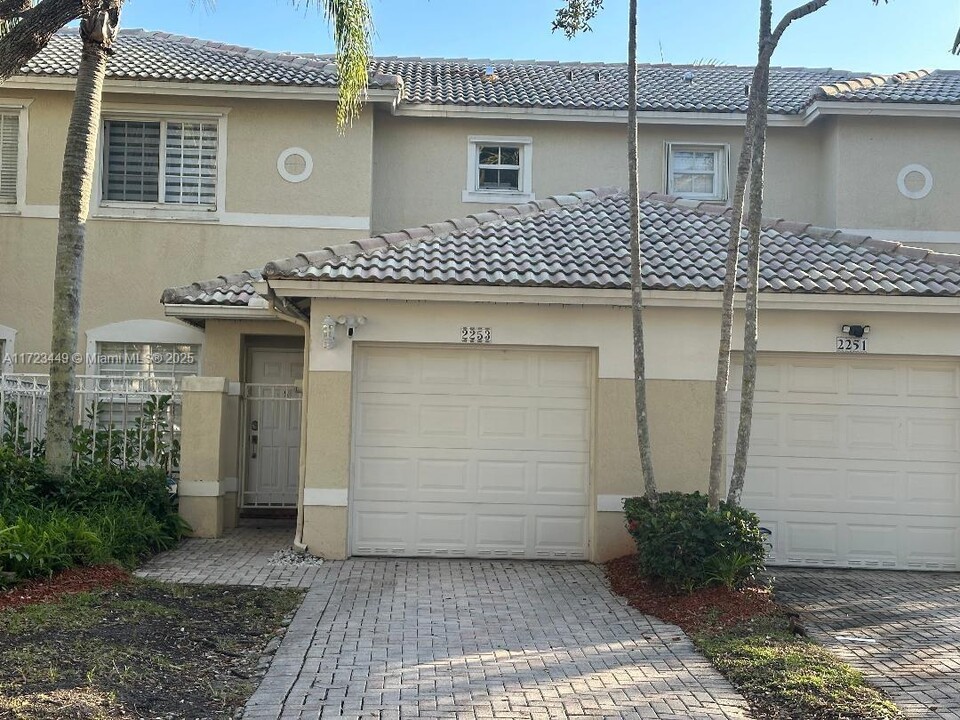 2253 NW 170th Ave in Pembroke Pines, FL - Building Photo