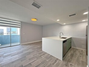 5050 NW 7th St in Miami, FL - Building Photo - Building Photo