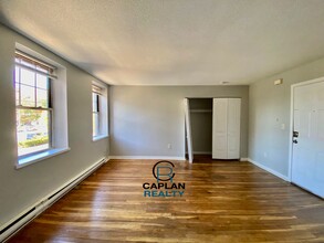 1411 Chapel St, Unit 27 in New Haven, CT - Building Photo - Building Photo