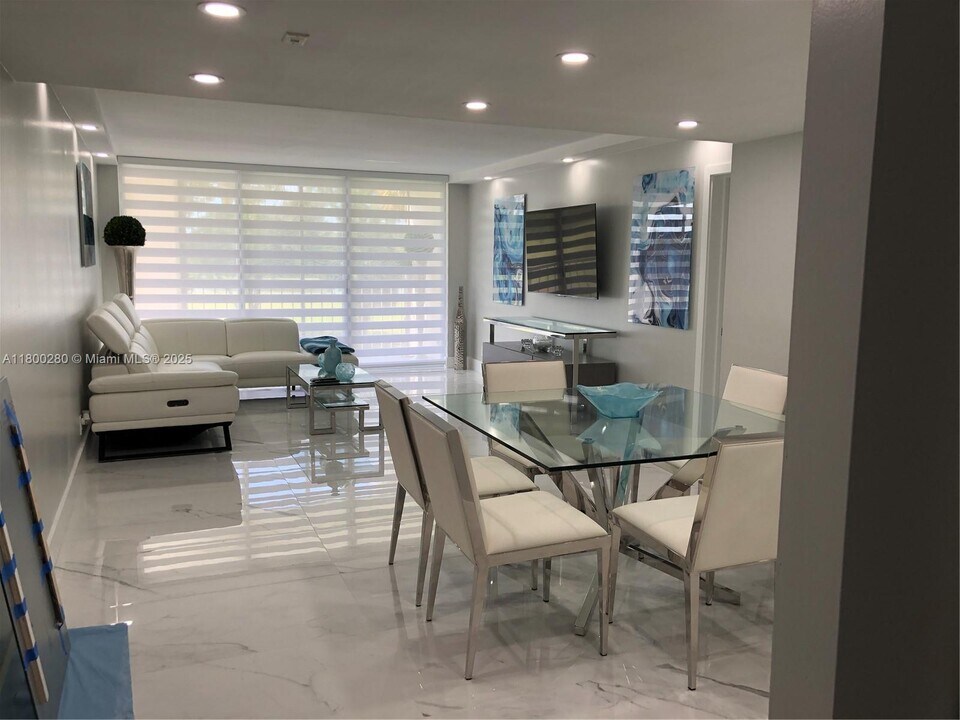 16400 Golf Club Rd in Weston, FL - Building Photo