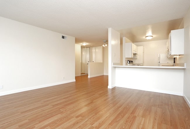 Kula Kai Apartments in Foster City, CA - Building Photo - Interior Photo