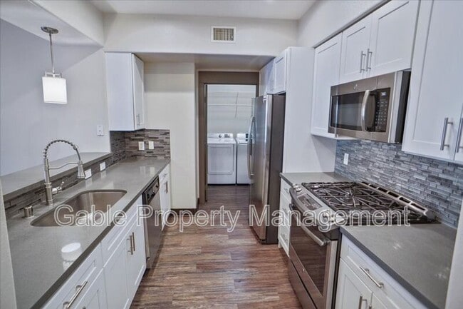 24595 Town Center Dr in Santa Clarita, CA - Building Photo - Building Photo