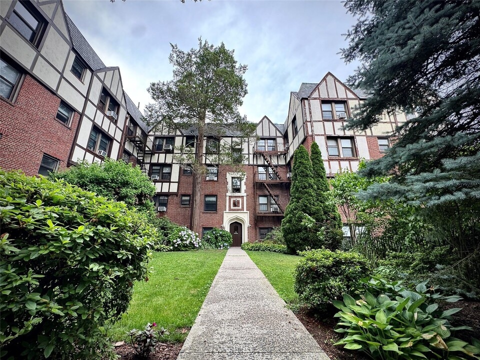3 Greenridge Ave in White Plains, NY - Building Photo