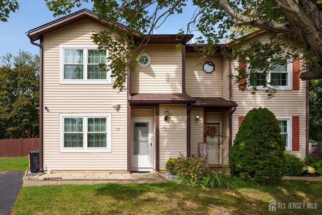 15 Isaac Dr in Dayton, NJ - Building Photo - Building Photo