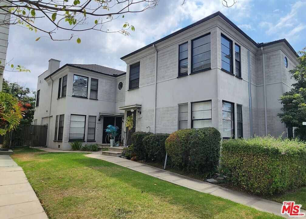 1338 S Dunsmuir Ave in Los Angeles, CA - Building Photo