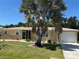 879 Lake McGregor Dr in Ft. Myers, FL - Building Photo