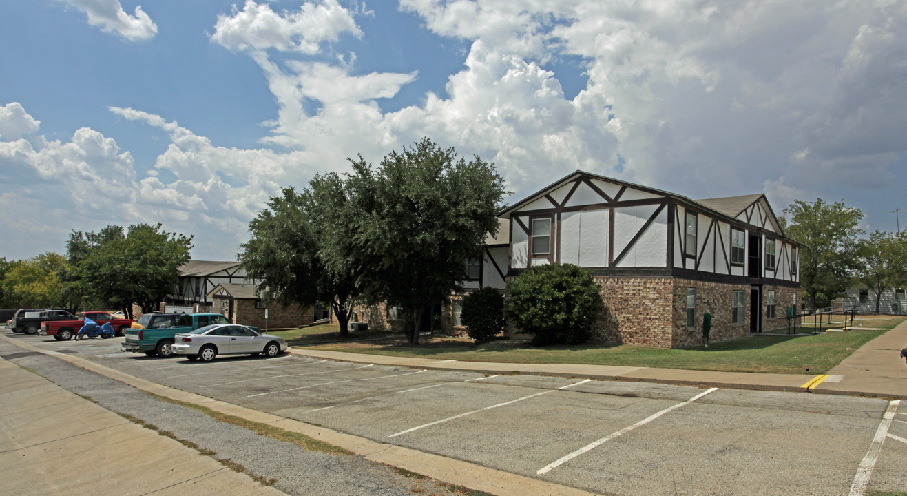 Henderson Terrace Apartments in Bridgeport, TX - Building Photo