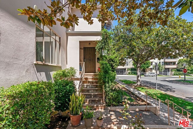 10301 1/2 Ilona Ave in Los Angeles, CA - Building Photo - Building Photo