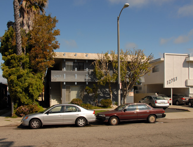 12757 Caswell Ave in Los Angeles, CA - Foto de edificio - Building Photo