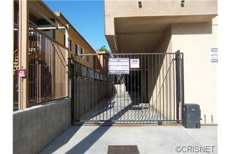 6910 Woodley Ave in Van Nuys, CA - Building Photo - Building Photo