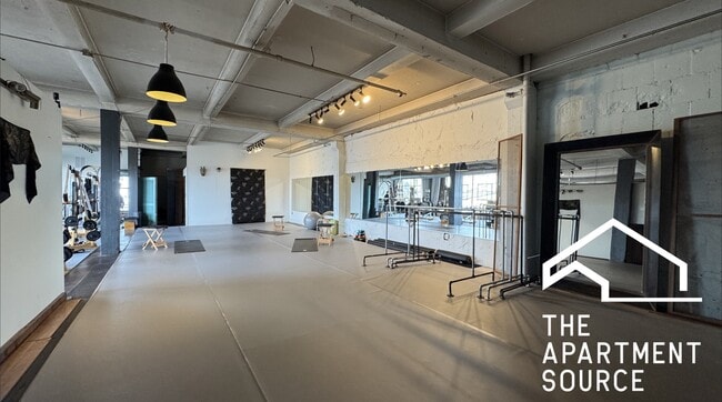 3134 W Carroll Ave, Unit 2H, Unit 2H