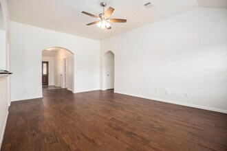 1195 Quarterhorse Dr in Alvin, TX - Building Photo - Building Photo