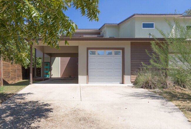 1702 Forest Hill Dr in Austin, TX - Building Photo - Building Photo